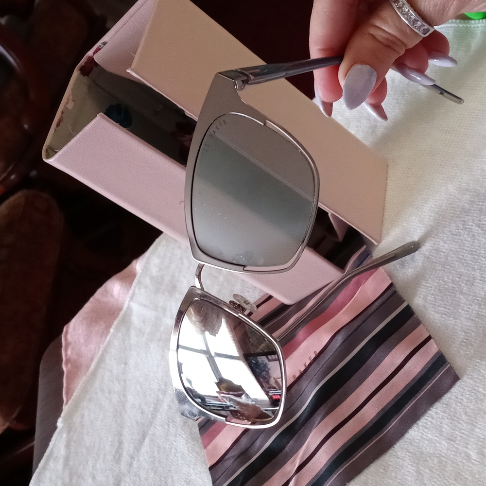 Beautiful T.B. Mirrored Sunglasses & Case - Picture 3 of 16